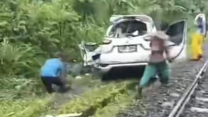 Mobil minibus tertabrak kereta api di OKU