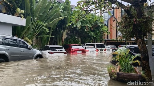 Mobil-mobil tergenang banjir di Jalan Gunung Soputan, Denpasar, Rabu (10/9/2025).
