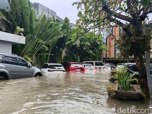 Mobil-mobil Terendam Banjir di Denpasar