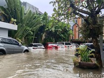 Mobil-mobil Terendam Banjir di Denpasar