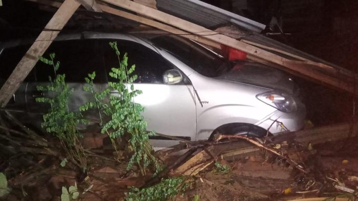 Mobil tertimpa material rumah yang ambruk terbawa arus air