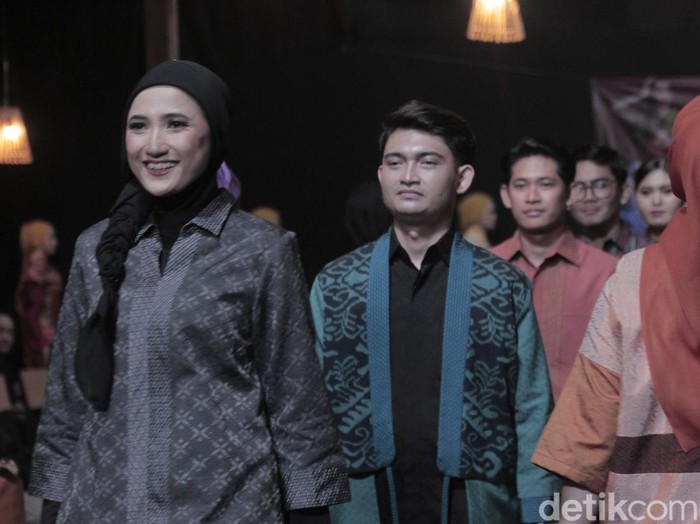 Model saat mengenakan pakaian dari tenun