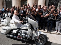 Buat Amal, Lihat Lebih Dekat Moge BMW Paus Leo XIV