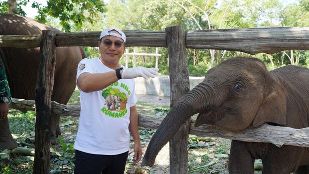 Momen kebersamaan Kapolda Riau Irjen Herry Heryawan dan gajah Tari di Tesso Nilo.