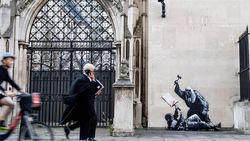 Mural Hakim Pukul Demonstran Karya Banksy Akan Dihapus!