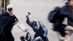 Mural Hakim Pukul Demonstran Karya Banksy Akan Dihapus!