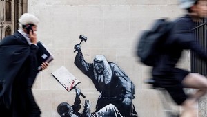 Foto tanpa tanggal yang dirilis oleh Banksy menunjukkan karya seni baru karya seniman tersebut, yang menggambarkan seorang hakim memukul seorang pengunjuk rasa dengan palu di Pengadilan Kerajaan di London. Foto: Dok.Banksy/ Instagram