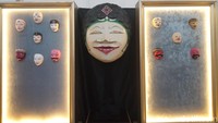 Museum Topeng Cirebon genap berusia satu tahun. Berada di lingkungan Balai Kota Cirebon, museum ini kini memiliki ratusan koleksi topeng. Koleksinya semakin bertambah setelah mendapat hibah dari Narada Art Gallery.