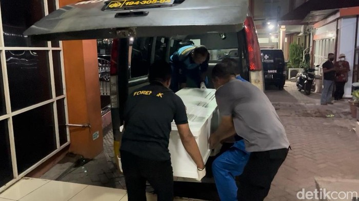 Peti yang membawa tulang jenazah Tiara Angelina Saraswati (25), korban mutilasi di RS Bhayangkara, Porong, Sidoarjo
