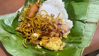 Nasi Bali jadi salah satu menu favorit di Morning Person. Nasi bungkus ini berisikan lauk ayam bumbu kecombrang, mie goreng, sate lilit, tempe orek, dan lainnya. Foto: Yenny Mustika Sari/detikcom