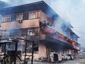 Rumah Eks PM Nepal Dibakar Demonstran, Istrinya Tewas Terjebak Kobaran