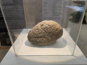 Melihat 2 Prasasti Kuno Asal Klaten di Pameran Aksara Gata