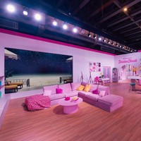 Pengunjung bisa masuk ke Barbie Dreamhouse lengkap dengan dapur, ruang tamu, dan walk-in closet. Foto: Dok. Gold Live