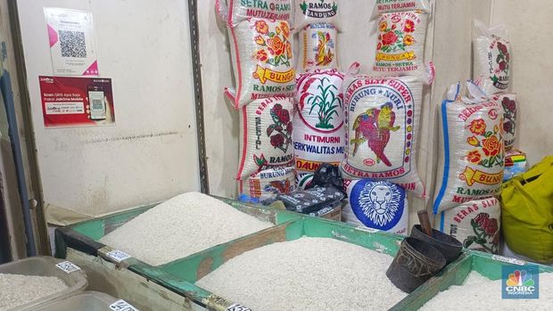 Pantauan stok beras SPHP di Pasar Rumput, Jakarta Selatan, Rabu (10/9/2025). (CNBC Indonesia/Martyasari Rizky)