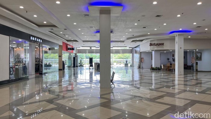 Suasana pusat perbelanjaan di salah satu mal di Bekasi tampak sepi, Rabu (10/9/2025).