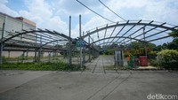 Area parkir juga tampak sepi, menyisakan bagian rangka atap yang usang.