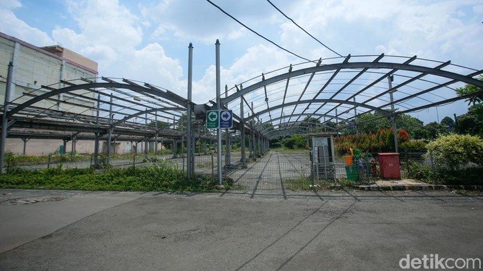 Penampakan Mal Sepi di Bekasi, Pengunjung Hilang-Tenant Berguguran Suasana pusat perbelanjaan di salah satu mal di Bekasi tampak sepi, Rabu (10/9/2025).