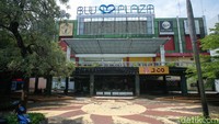 Area depan mal tampak sepi.