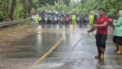 Tim Damkar Klungkung hingga aparat kepolisian menangani dampak longsor di Banjarangkan.
