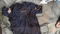 Polisi menemukan baju dan hp di dalam batang pohon aren bersamaan dengan kerangka manusia ini. Baju dan hp itu diduga milik korban. (Dok. Polres Sergai)