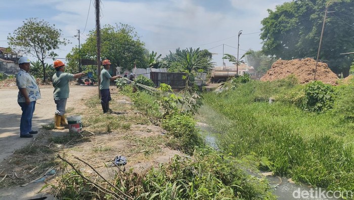 Penyemprotan ekolindi ke sungai Mbah Gepok yang mengalir ke sumur warga di sekitar Pabrik Gula Candi Baru, Sidoarjo.