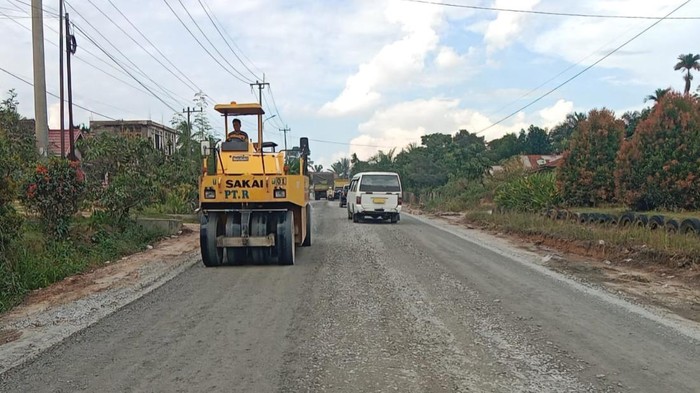 Perbaikan jalan di Indragiri Hulu