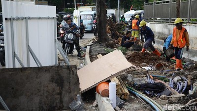 Perbaikan Trotoar Simpang Slipi Terus Dikebut