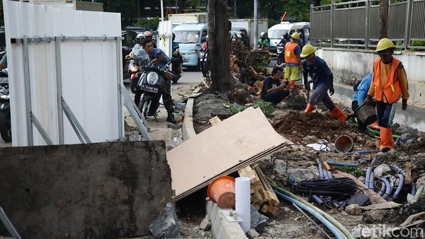 Perbaikan Trotoar Simpang Slipi Terus Dikebut