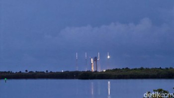 Satelit Nusantara Lima sempat dua kali mundur waktu peluncurannya sebelum akhirnya ditunda kembali. Awalnya dimundurkan ke 20.45, lalu ke 21.30. Foto: Adi Fida Rahman/detikINET