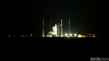 SpaceX sempat hendak menerbangkan roket Falcon 9 tepat 21.30 waktu setempat. Bahkan hitung mundur tinggal 30 detik, muncul informasi dari ruang kontrol bahwa peluncuran Satelit Nusantara 5 ditunda esok di waktu yang sama. Foto: Adi Fida Rahman/detikinet