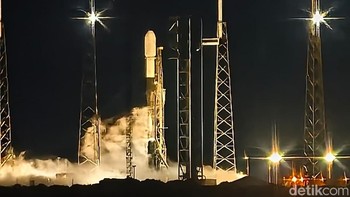 Penundaan ini merupakan yang kedua setelah peluncuran juga tertunda pada hari sebelumnya akibat cuaca ekstrem, termasuk petir dan awan cumulonimbus. Peluncuran kini dijadwalkan ulang pada 10 September 2025, dengan jendela waktu yang sama, yakni pukul 20.02 hingga 22.02 waktu setempat (07.02-09.02 WIB). Foto: Adi Fida Rahman/detikinet