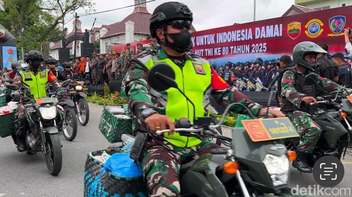 Personel TNI/Polri bersama Satpol PP saat hendak berkeliling membagikan sembako. (Finta Rahyuni/detikSumut)