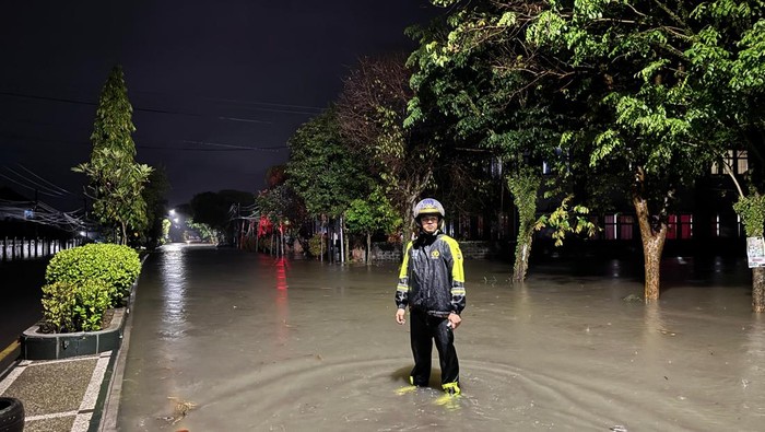 Petugas melakukan pemantauan banjir di Jalan Denpasar-Gilimanuk, tepatnya di depan Batalyon Infanteri (Yonif) 741/Garuda Nusantara, Kecamatan Negara, Jembrana, Rabu (10/9/2025). (Dok. Polres Jembrana)