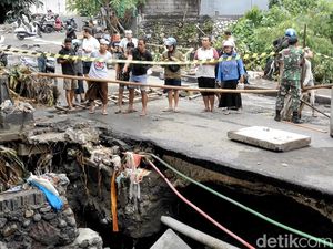 Akses ke Tanah Lot via Kerobokan Ditutup Total, Jalan Ambrol Diterjang Banjir