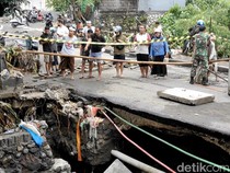 Akses ke Tanah Lot via Kerobokan Ditutup Total, Jalan Ambrol Diterjang Banjir