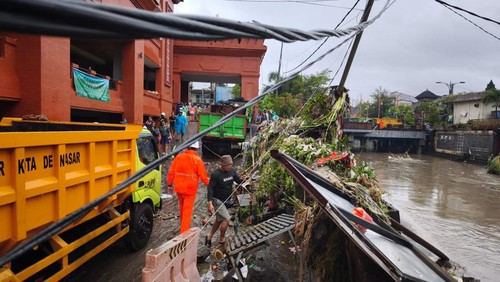 Petugas PLN saat berjibaku melakukan penanganan tiang listrik roboh tergerus longsor akibat cuaca hujan di Pasar Kumbasari Denpasar, Bali pada Rabu (10/9/2025). (dok. PLN UID Bali)