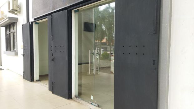 Pintu besi dipasang di Kantor Bupati Pandeglang (Aris/detikcom)