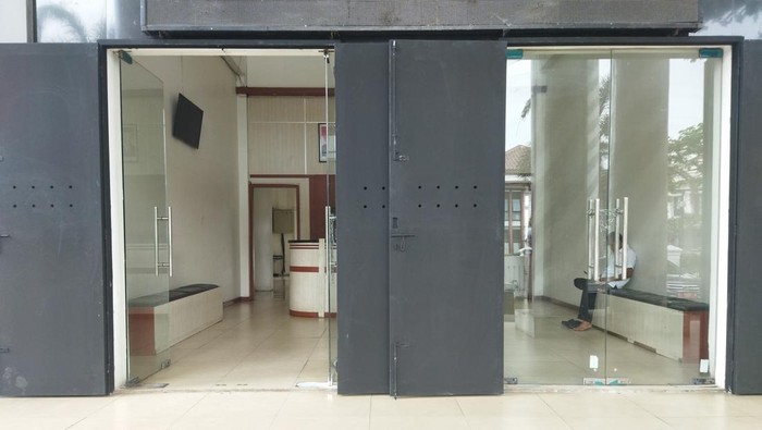 Pintu besi dipasang di Kantor Bupati Pandeglang (Aris/detikcom)