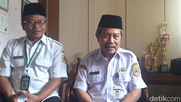 Plt Kepala SMAN 1 Cepogo, Djoko Heriyanto bersama Wakasek bidang Humas, Syamsudin, di ruang kerjanya Rabu (10/9/2025).