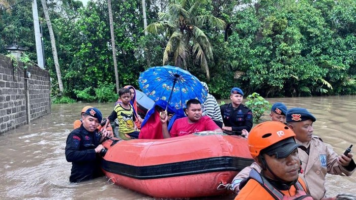 Polda Bali kerahkan personel bantu penanganan banjir Bali.