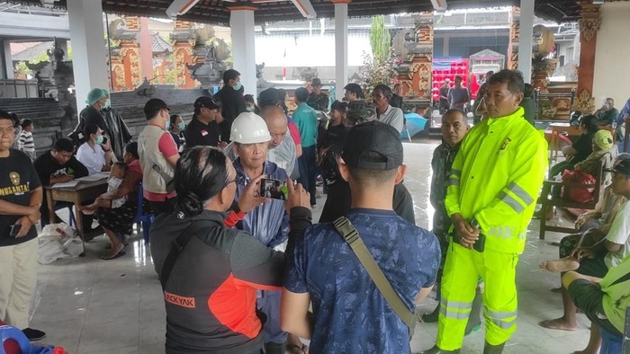 Polda Bali kerahkan personel bantu penanganan banjir Bali.