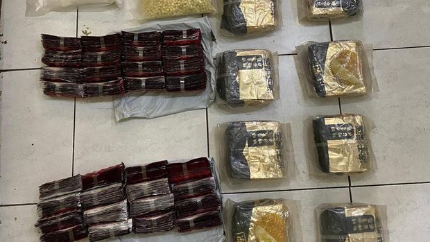 Polda Sumut menangkap kurir pembawa 10 kg sabu hingga 5.000 butir ekstasi di Tanjung Balai, Asahan
