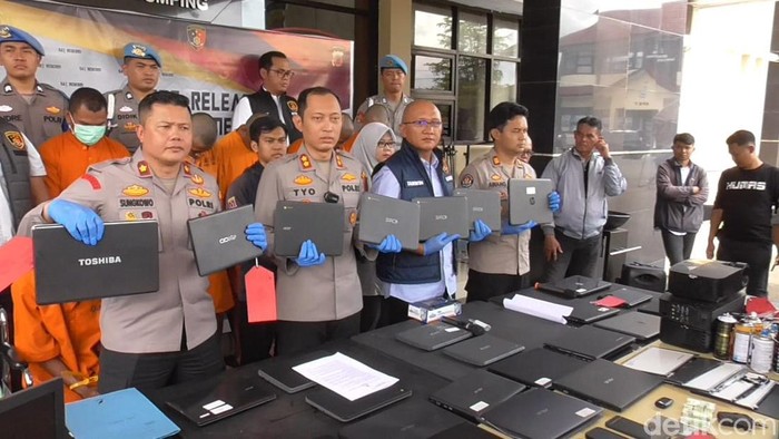 Polisi menunjukkan barang bukti kasus pembobolan sekolah di Sumedang