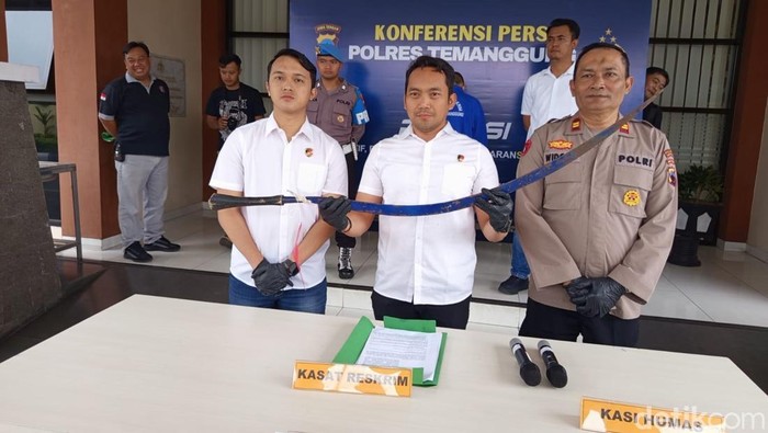 Polisi menunjukkan celurit panjang yang dibawa pelajar Temanggung dalam rilis di Polres Temanggung, Rabu (10/9/2025) Polisi menunjukkan celurit panjang yang dibawa pelajar Temanggung dalam rilis di Polres Temanggung, Rabu (10/9/2025)