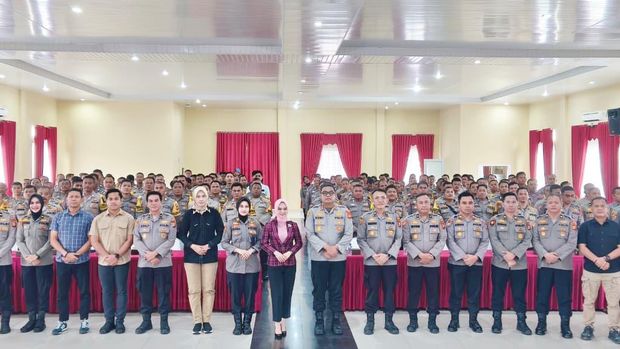 Polres Kampar menggelar pelatihan public speaking bagi Bhabinkamtibmas untuk meningkatkan kemampuan komunikasi dalam upaya mendukung program Green Policing, Selasa (8/9/2025).