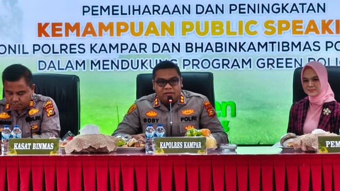 Polres Kampar menggelar pelatihan public speaking bagi Bhabinkamtibmas untuk meningkatkan kemampuan komunikasi dalam upaya mendukung program Green Policing, Selasa (8/9/2025).