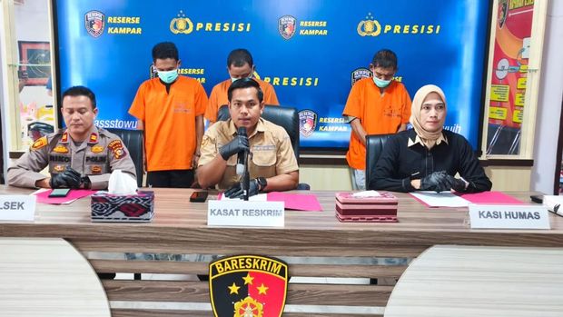 Konferensi pers Polres Kampar, terkait penangkapan tiga orang pembunuh Ketua SPTI Kampar, Suryono alias Kentung, Selasa (9/9/2025).