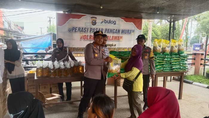 Polres Pelalawan menggelar operasi pasar pangan murah, menghadirkan beras dan minyak dengan harga terjangkau, Selasa (9/9/2025).