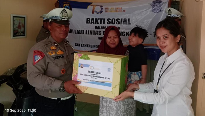 Polres Probolinggo Kota Bagikan Ratusan Paket Sembako