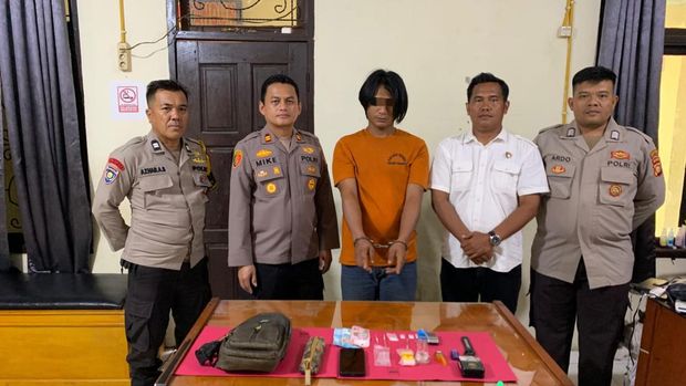 Seorang pengedar berinisial AS (28) ditangkap Unit Reskrim Polsek Tandung, pada Selasa (9/9/2025) malam. Dari tersangka AS ini, polisi menyita 4 paket sabu dan uang tunai Rp 200 ribu.